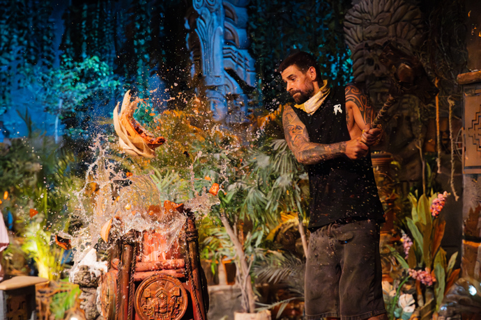 Adam si vybral vázu s vodou. 