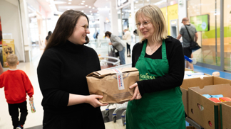 Jarní Sbírka potravin v Tesco přinesla 83 tun potravin potřebným