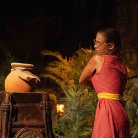 Johana Nováčková u váz osudu.