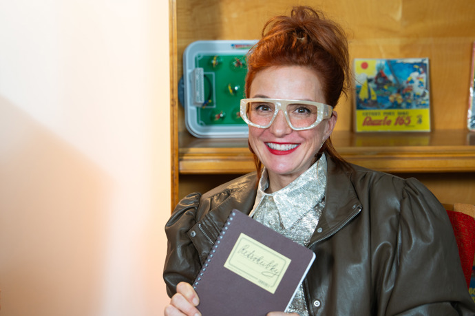 Moderátorka se snaží oblékat podle tehdejšího folkloru. 