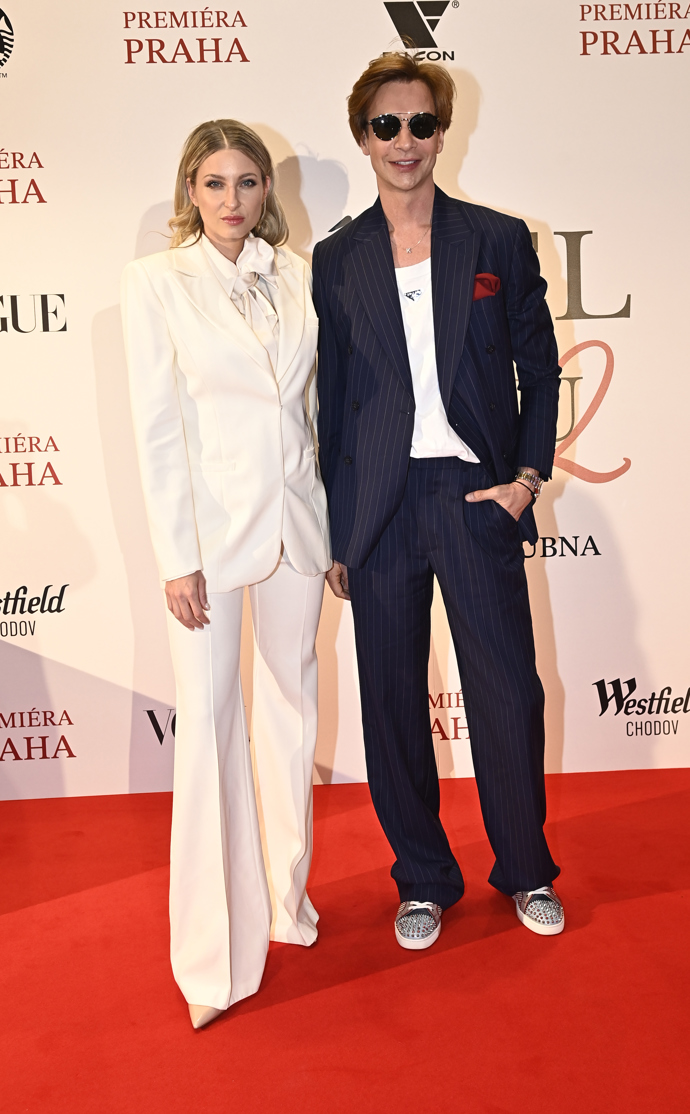 Stylově oblečený přišel i Jakub Poner s doprovodem. 