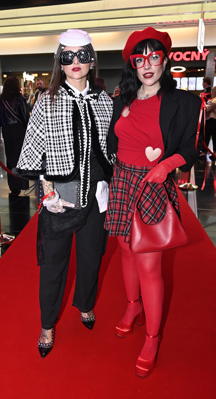 Zpěvačka Sharlota s vizážistkou a influencerkou Dianou Vitikačovou. 