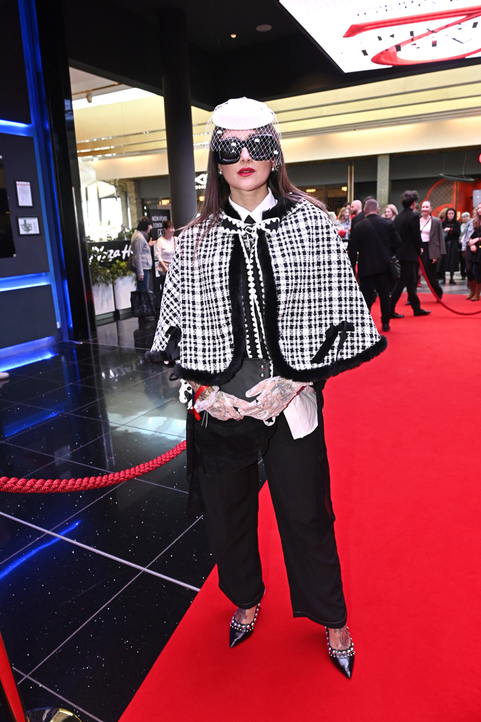 Nádherný styling, který trochu naznačoval i Cruellu deVil, oblékla Sharlota. 