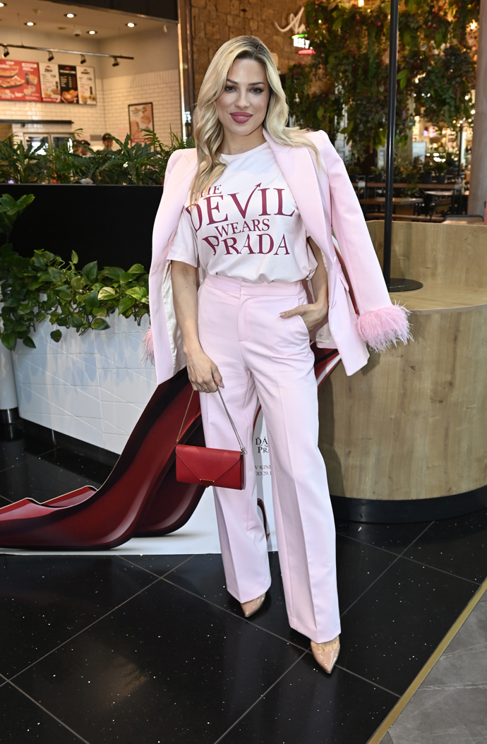 Růžová Eva Perkausová na premiéře Ďábel nosí Pradu 2.