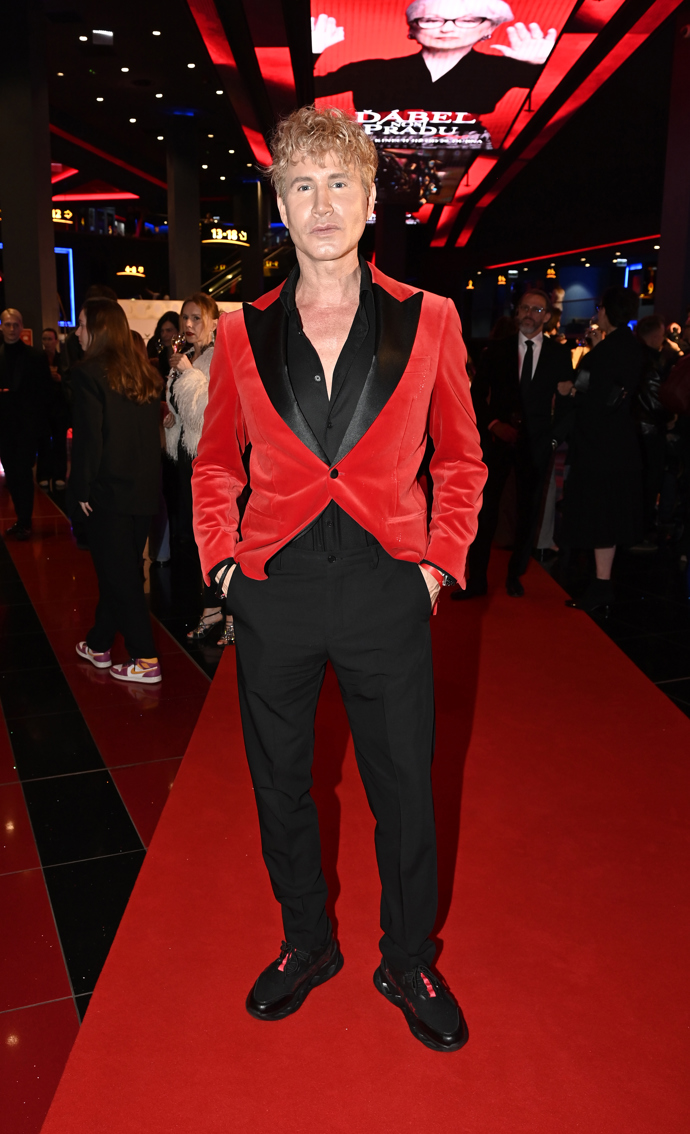 Robert Paulat ctil hlavní barvu filmu a oblékl červené sametové sako. 