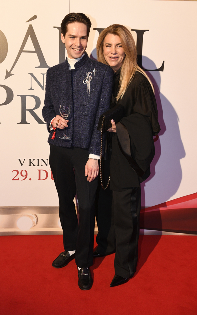 Návrhář Boris Král přišel ve svém vlastním krásném modelu. 