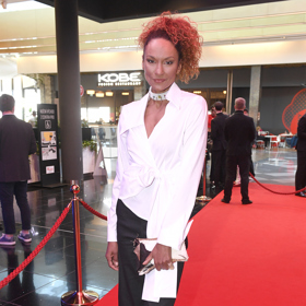 Aneta Vignerová vyladila svůj outfit do posledního detailu. Bílá košile je must have v šatníku každé ženy. 