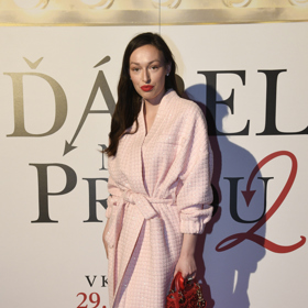 Návrhářka Vanda Janda dorazila v růžovém kabátku, který lehce připomínal župan. 