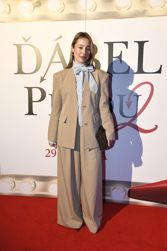 Krásný kostýmek s pruhovanou  košilí s mašlí oblékla módní influencerka Alex Sedláčková. 