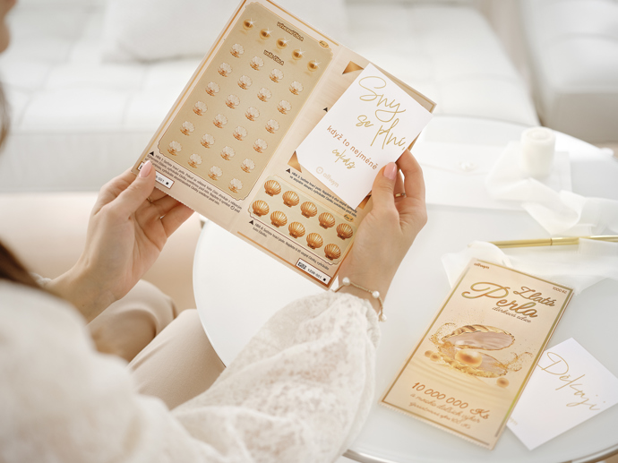 Díky kartičce s věnováním získává los ten pravý punc dárku.