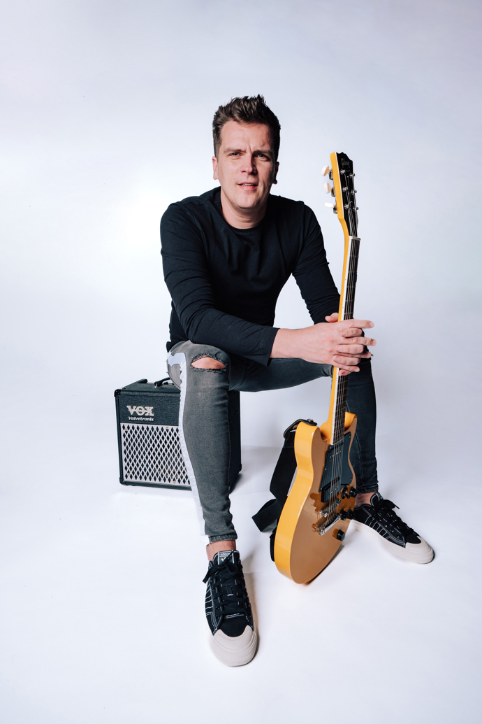 Julian Záhorovský se stále věnuje muzice.