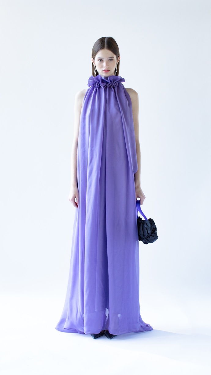 Rovné šaty zase nemusí být beztvaré.