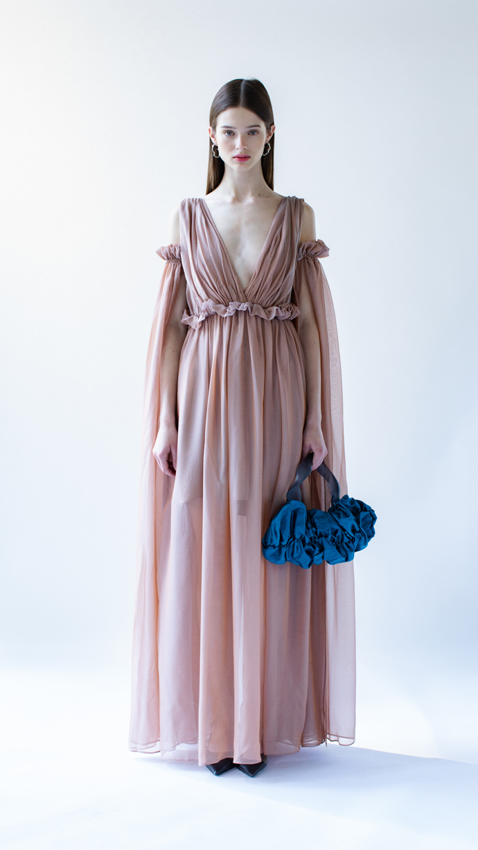 Důmyslné šaty nemusí vždycky jen obepínat postavu.