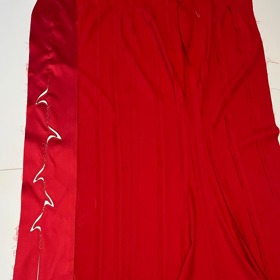 V rozparku nechybí prvky ve tvaru růžových trnů.