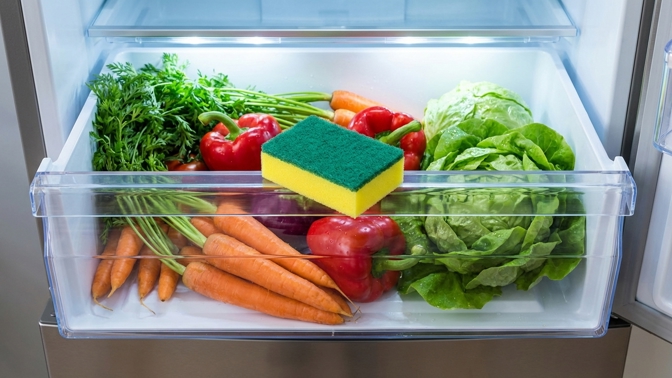 Jak udržet zeleninu v lednici déle čerstvou? Pomůže kuchyňská houbička