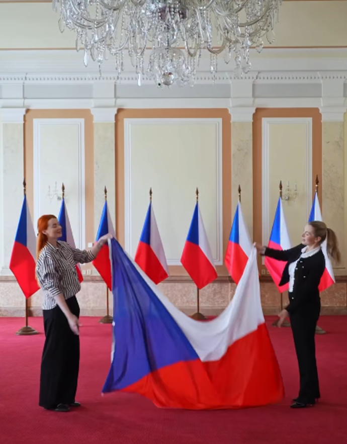 Aneta Zicklerová s Karlou Mráčkovou válely vlajku po zemi.