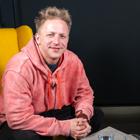 Extra host Tomáš Klus.