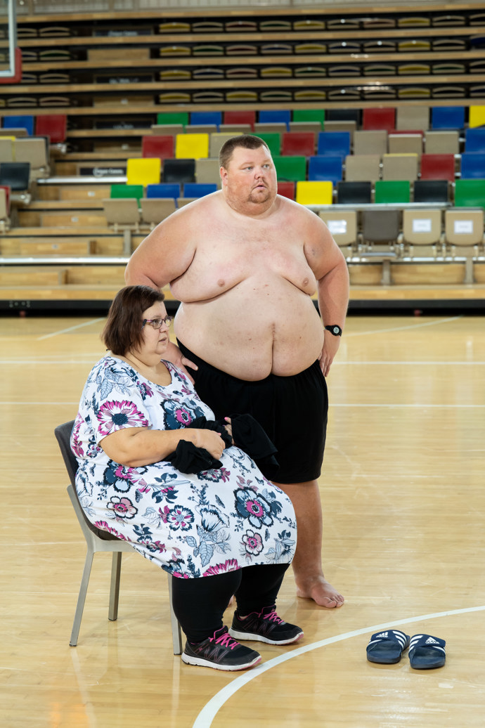 Marie si musela během vážení sednout, neudrží se na nohou.