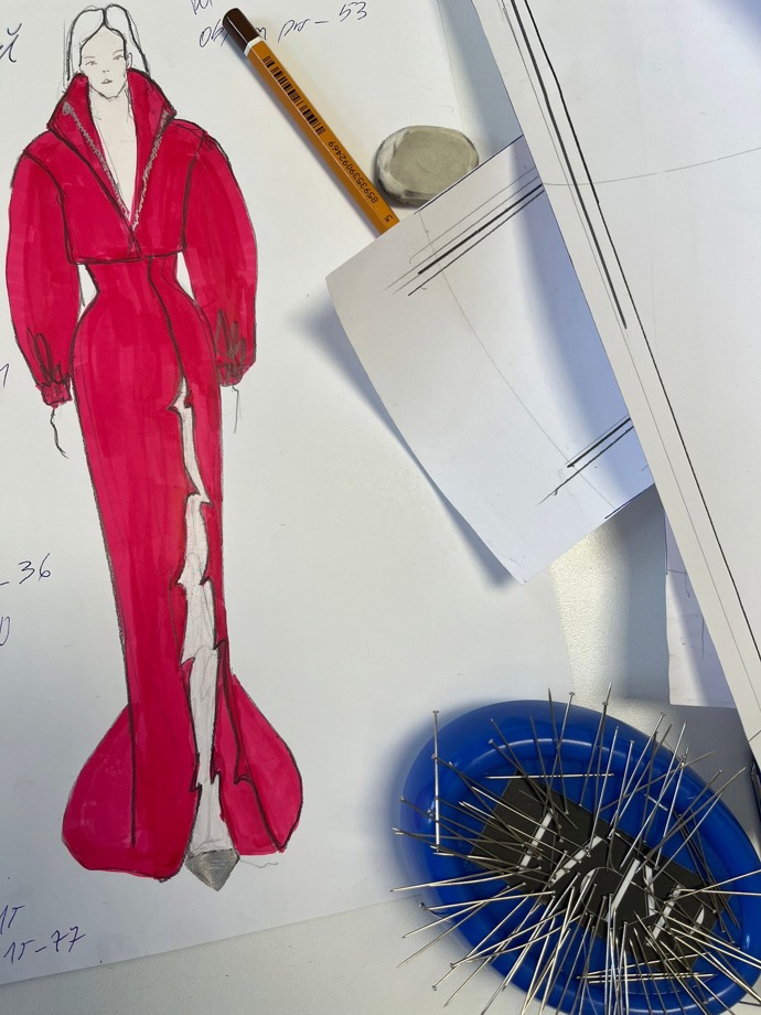 Takhle vypadá návrh šatů pro Ewu Farnou, který má na svědomí designér Boris Král.