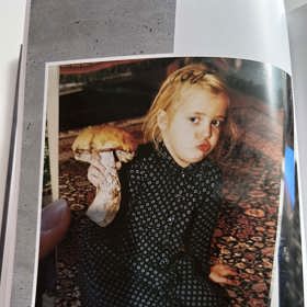 Anička Slováčková pózuje jako dítě s pořádně velkou houbou. 