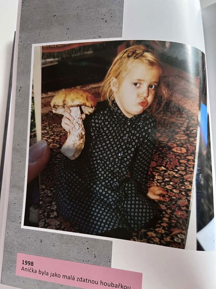 Anička Slováčková pózuje jako dítě s pořádně velkou houbou. 