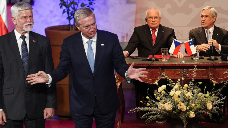 Petr Pavel pomyslně vrátil do Chile ukradené pero.