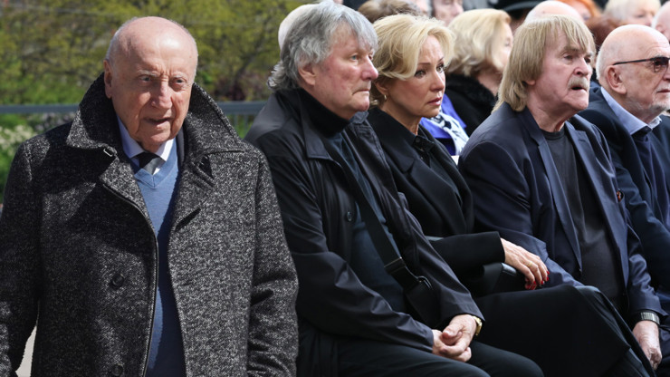 Zdrcený Felix Slováček, Bohuš Matuš či Karel Vágner. Poslední rozloučení s Václavem Hybšem 