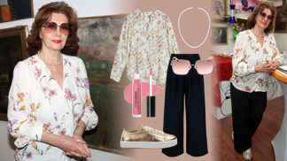 Ultramódní outfit podle Saskie Burešové nejen pro ženy 70+: Květovaná halenka si rozumí s perlami, švih dodaly metalické tenisky