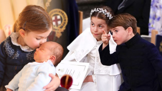 8 nejdojemnějších fotek princezny Charlotte: Takhle umí mladšího brášku Louise pokárat i chránit