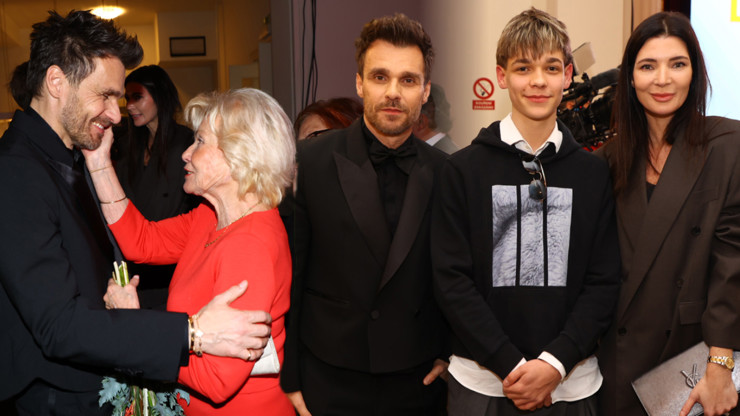 Rodinné shledání na premiéře Leoše Mareše. 