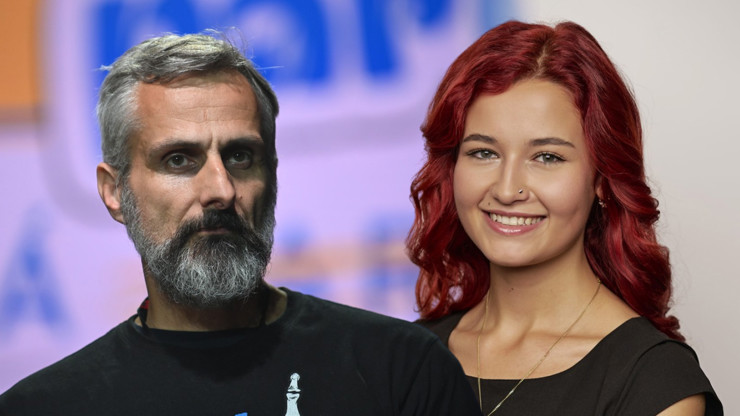 Důstojník Otakar Foltýn randí s Pirátkou Katerinou Demetrashvili. 