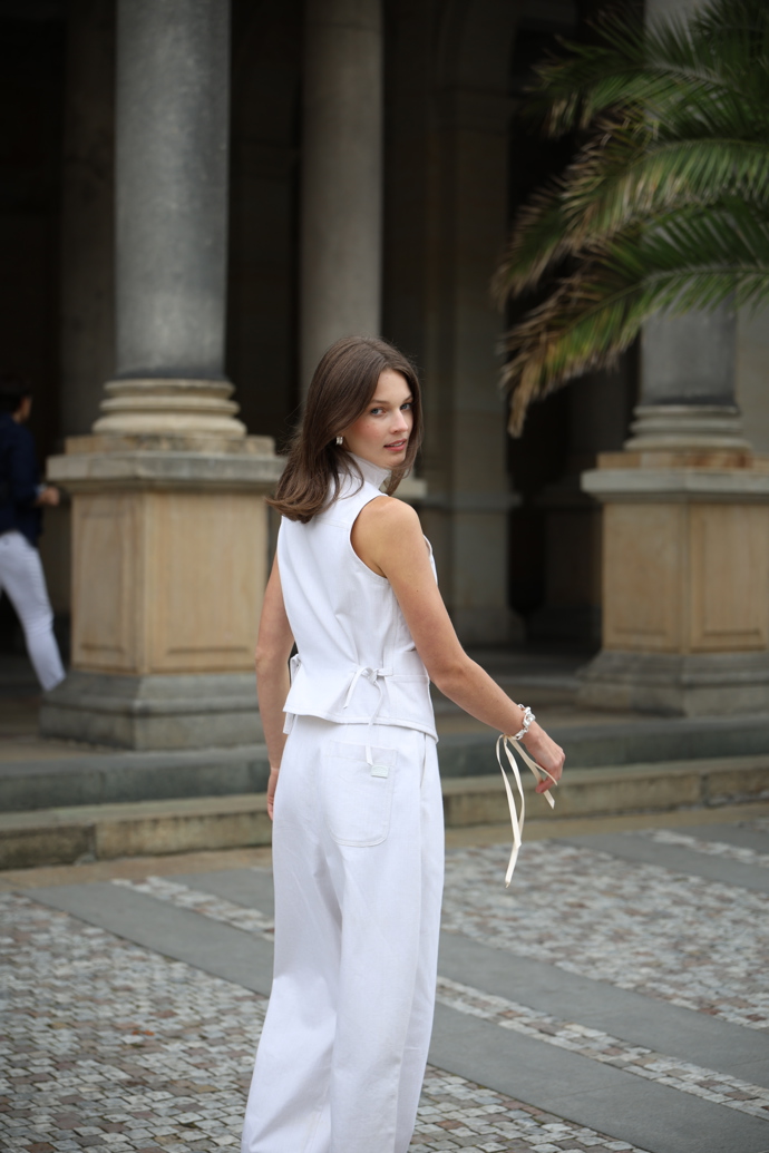 Denimové kousky od HEAVENS JEANS snoubí minimalistickou eleganci s pohodlím.