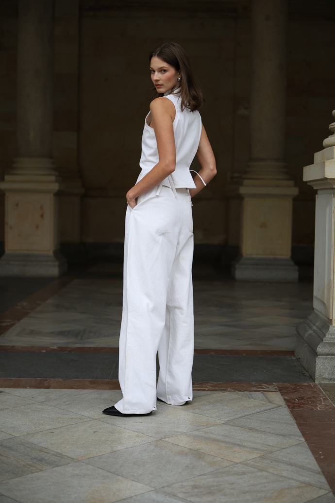 Bílý komplet může nosit svobodomyslná nevěsta.