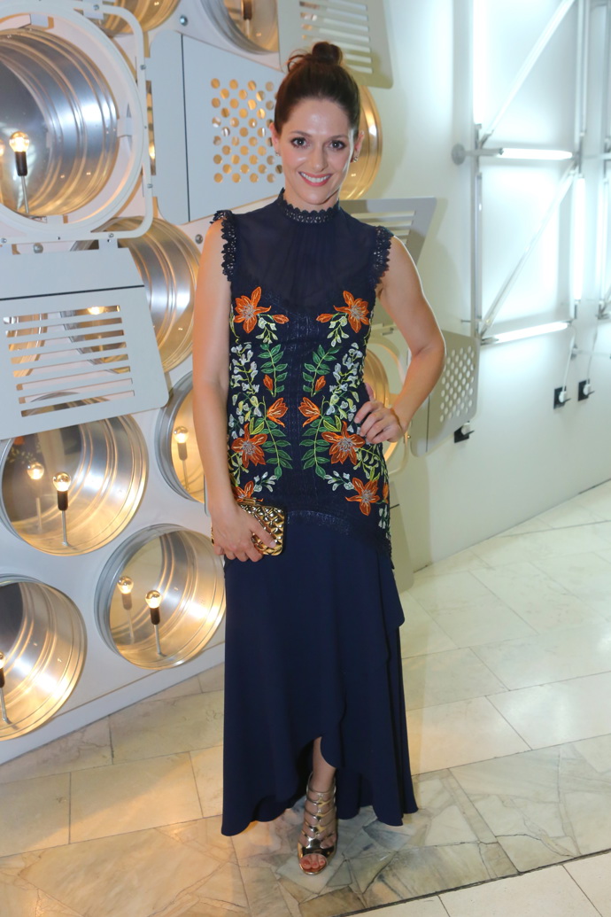 Květiny občas Klára Issová nosí i na šatech.