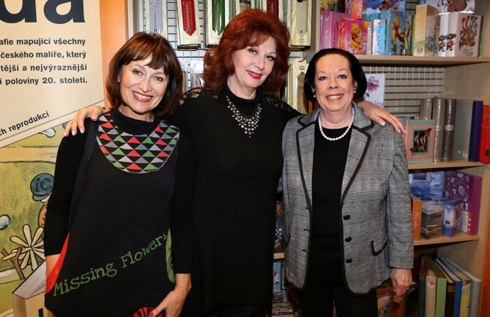 Yvonne Přenosilová na snímku se Saskií Burešovou (uprostřed) a Petrou Černockou.