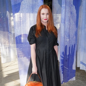 Herečka Denisa Nesvačilová sáhla po černých košilových šatech v midi délce. Na rozdíl od Daniely Brzobohaté look nerozzářila pomocí bot, ale výrazné kabelky .