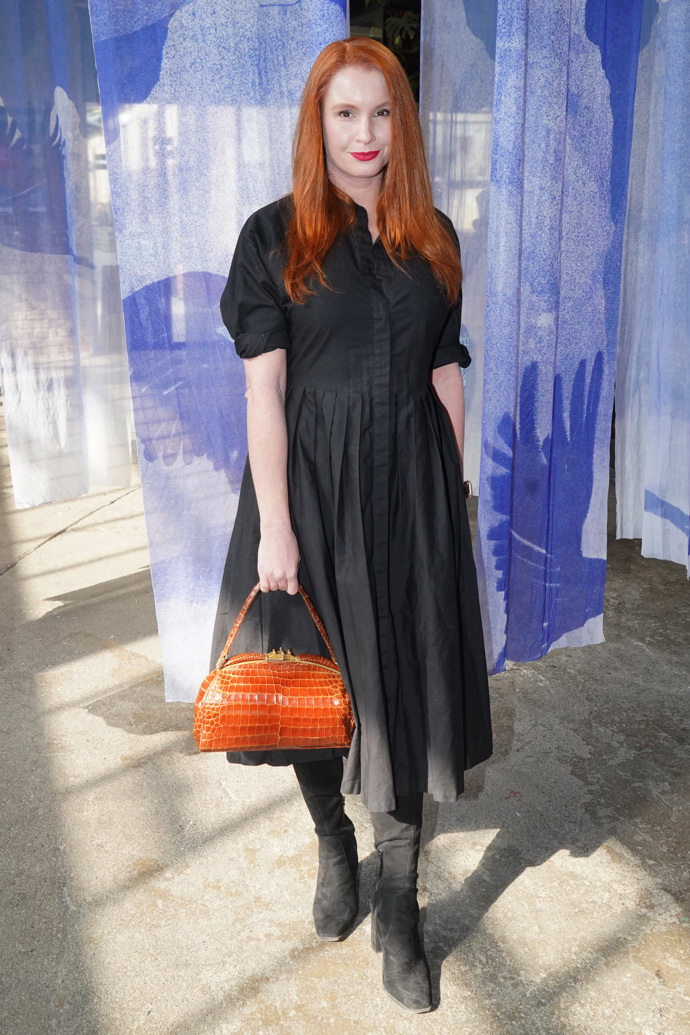 Herečka Denisa Nesvačilová sáhla po černých košilových šatech v midi délce. Na rozdíl od Daniely Brzobohaté look nerozzářila pomocí bot, ale výrazné kabelky .