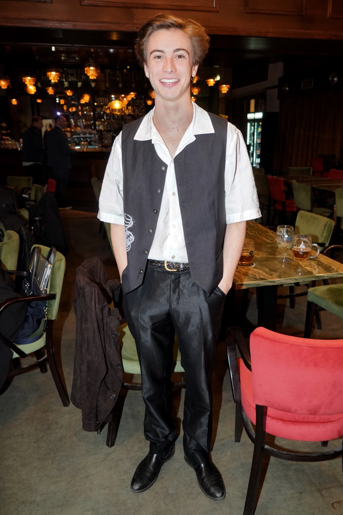 Maxmilián Dolanský přišel v bílé košili, tmavě šedé vestě a černých saténových kalhotách.