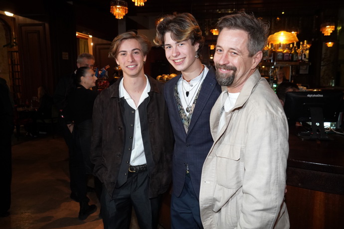 V kině měl podporu v podobě táty Jana Dolanského a bratra Johana. 