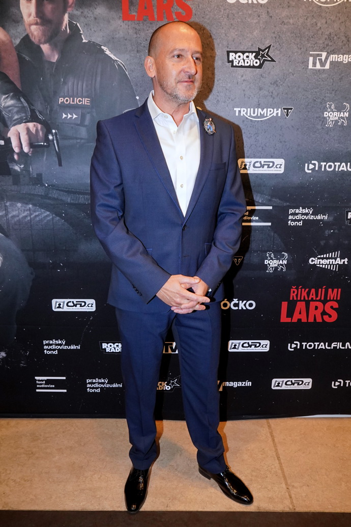 Martin Hofmann oblékl bílou košili a tmavě modrý oblek. 