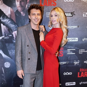 Youtuber MentT vyvedl do kina svoji půvabnou přítelkyni, modelku Justýnu Zedníkovou. 