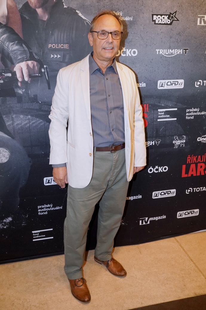 Pavel Kikinčuk překvapivě oblékl k šedé košili bílé sako. 