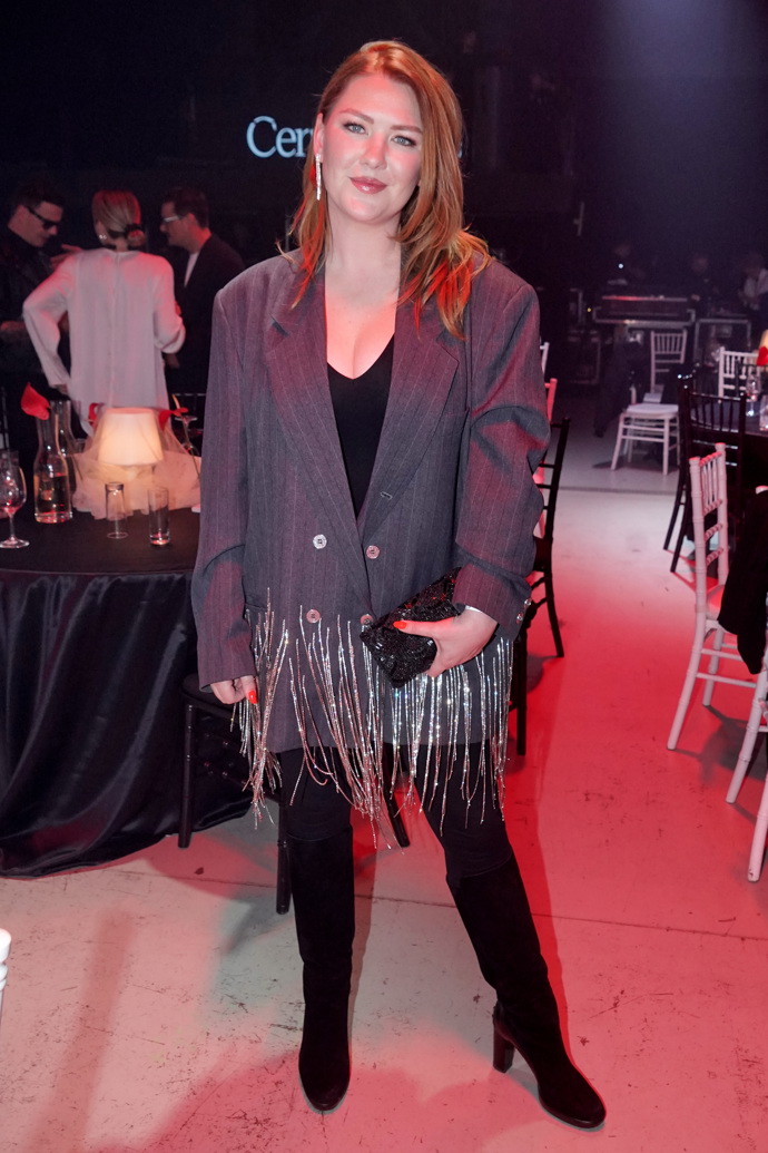 Zpěvačka Debbie vsadila na oversize zdobné sako a vysoké černé kozačky. 