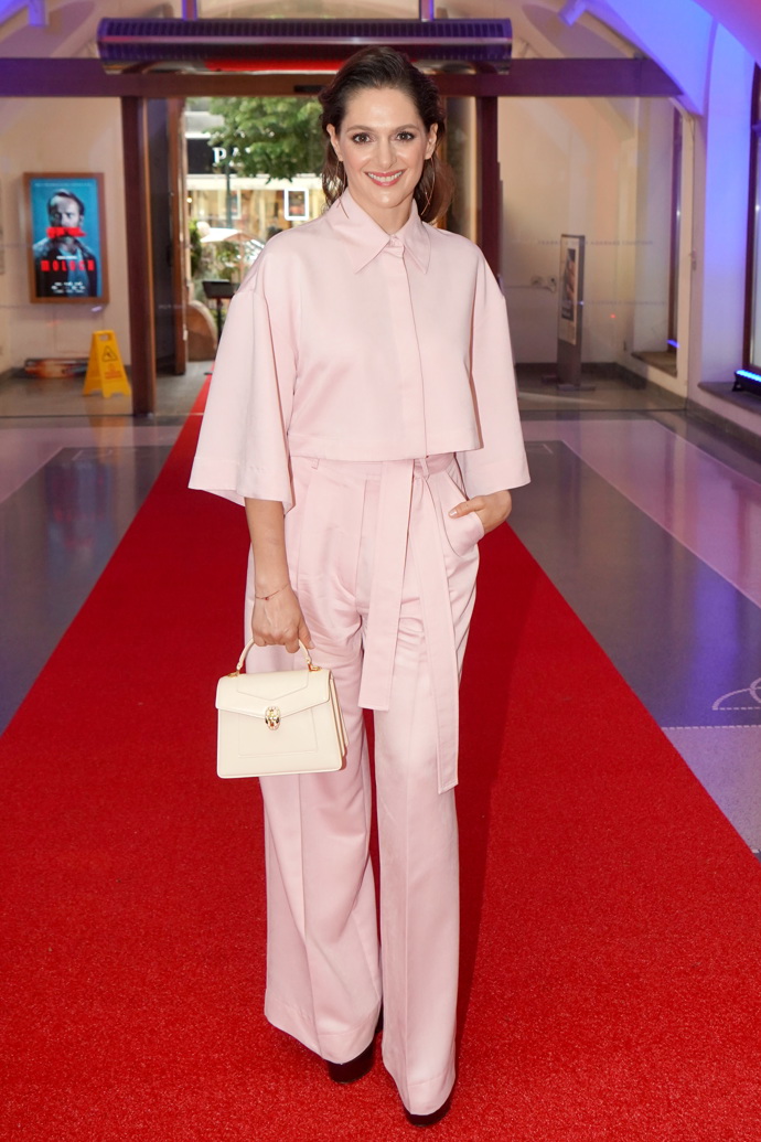 Loni Klára Issová sáhla po tomto rafinovaném kompletu v něžném pudrově růžovém odstínu.