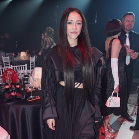 Zpěvačka a herečka Eva Burešová se zahalila do kompletně černého kalhotového kompletu.