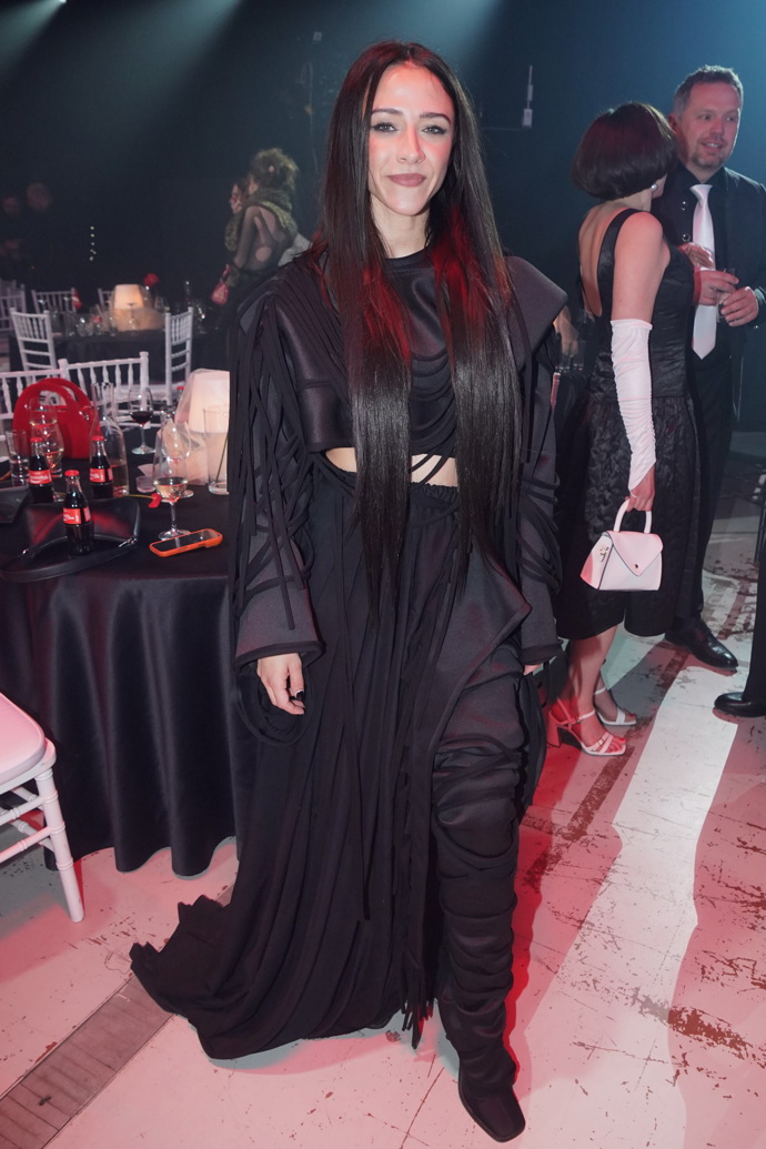 Zpěvačka a herečka Eva Burešová se zahalila do kompletně černého kalhotového kompletu. 