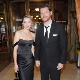 David Švehlík přišel ruku v ruce s manželkou Vendulou. Ta oblékla kombinaci dlouhé sukně a korzetu s efektem spadlých ramínek.