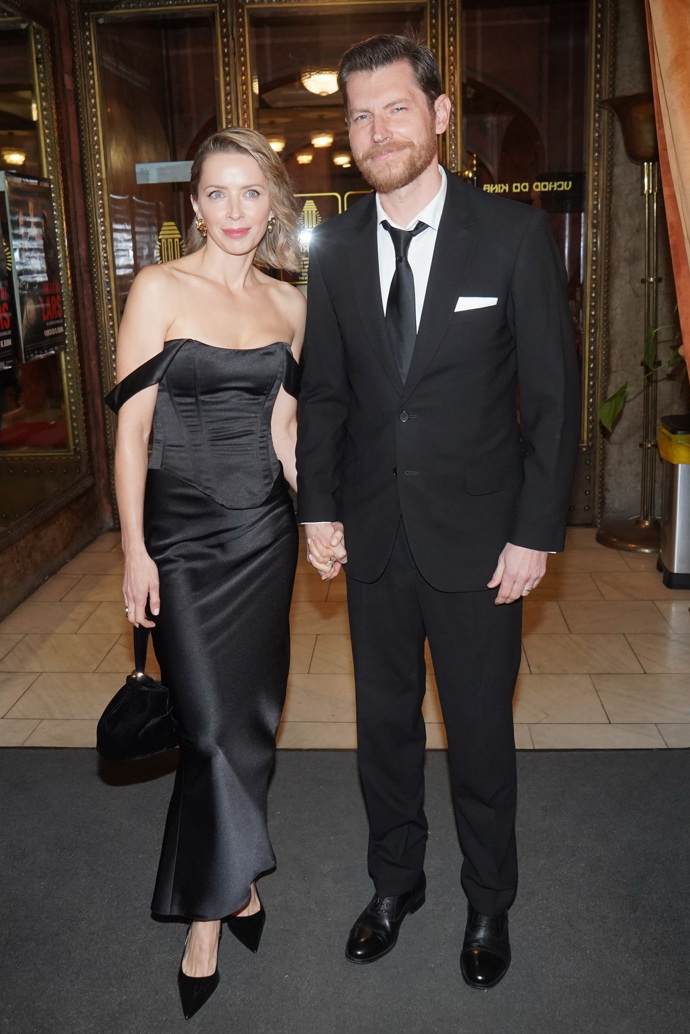 David Švehlík přišel ruku v ruce s manželkou Vendulou. Ta oblékla kombinaci dlouhé sukně a korzetu s efektem spadlých ramínek.