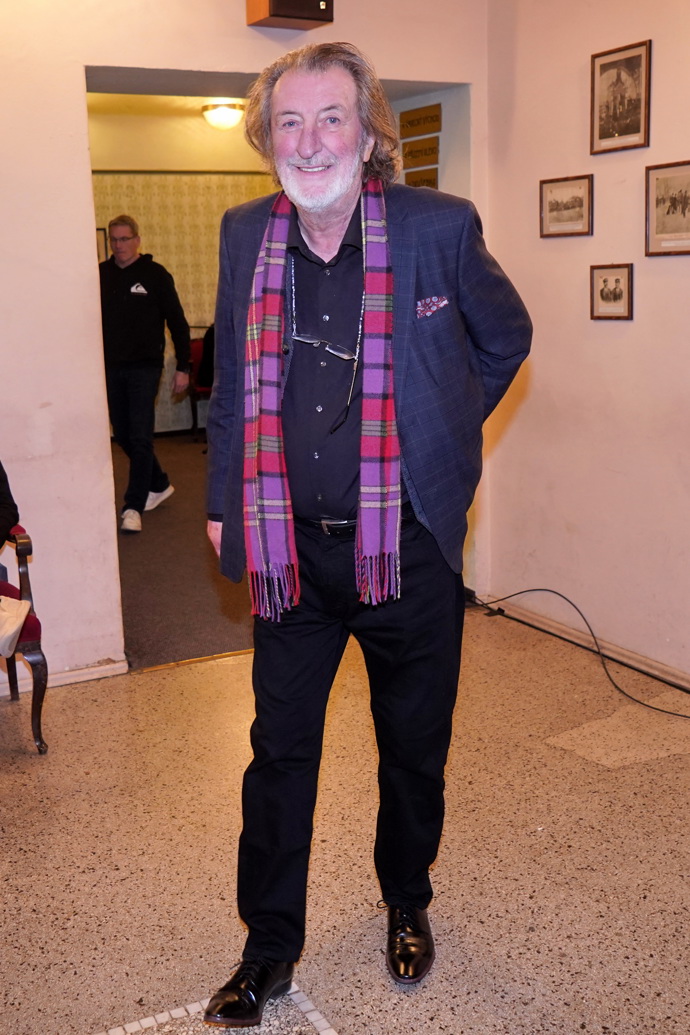 ...nebo Bolek Polívka jsou zatím opatrnější a sází spíš na vrstvy a hřejivé doplňky v podobě šál.