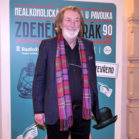 Bolek Polívka se nebojí výrazných kostek.